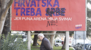 „ХРВАТСКА ТРЕБА СРБЕ“ Опет уништен плакат СДСС-а (ФОТО)