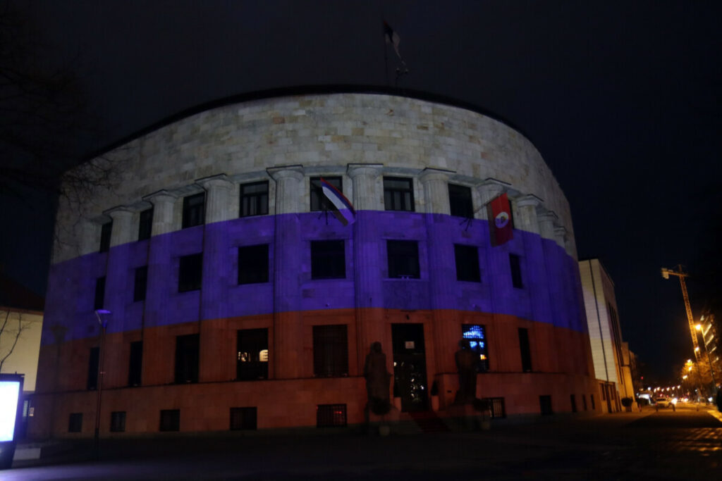 У ЧАСТ ПОБЈЕДЕ ПУТИНА: Палата Републике у бојама руске заставе (ФОТО)