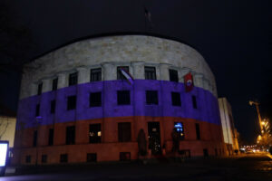 U ČAST POBJEDE PUTINA: Palata Republike u bojama ruske zastave (FOTO)