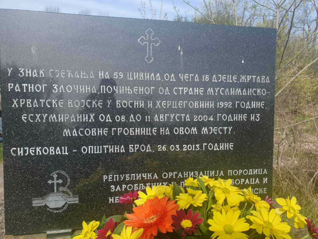 МАСОВНИ ЗЛОЧИН ХРВАТСКИХ И МУСЛИМАНСКИХ ФОРМАЦИЈА: Положени вијенци за убијене Србе у Сијековцу (ФОТО)