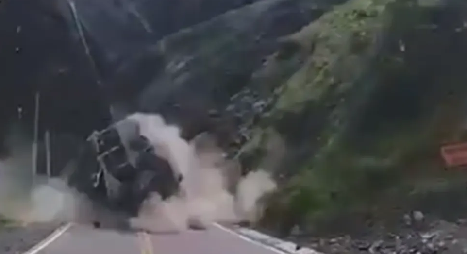 ЈЕЗИВ СНИМАК: Стијена самљела камион, ником није јасно како је возач жив (ВИДЕО)