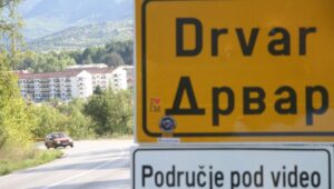 SRPSKA TROBOJKA NA ULAZU U DRVARU: Podrška Dodiku i Vučiću (FOTO)