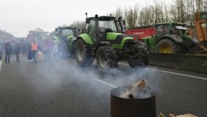 TRAKTORIMA I BALAMA SENA BLOKIRALI SAOBRAĆAJ NA AVENIJI: Protest farmera se oteo kontroli, uhapšeno preko 60 ljudi