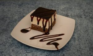 NAJBOLJI RECEPT ZA LEDENE KOCKE: Starinski kolač sa čokoladnom glazurom i kremastim filom