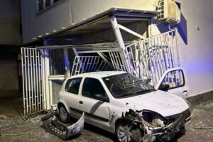 NESREĆA U RANO JUTRO: Autom se zabio u ogradu vrtića, a potom u salon