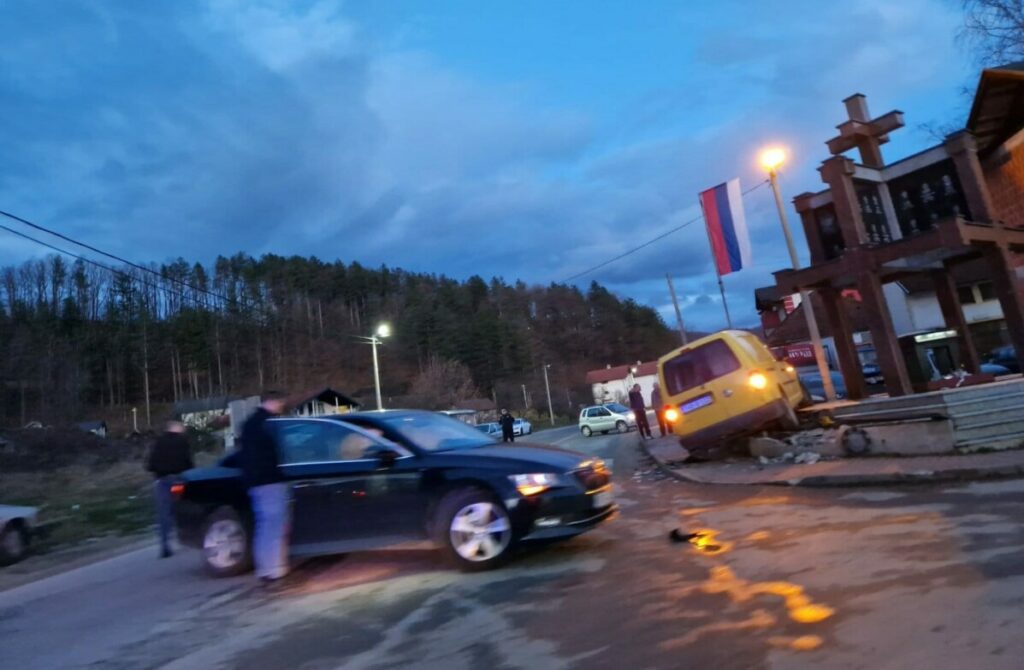 SAOBRAĆAJNA NESREĆA U MASLOVARAMA: Vozilo završilo na spomeniku borcima VRS (FOTO)