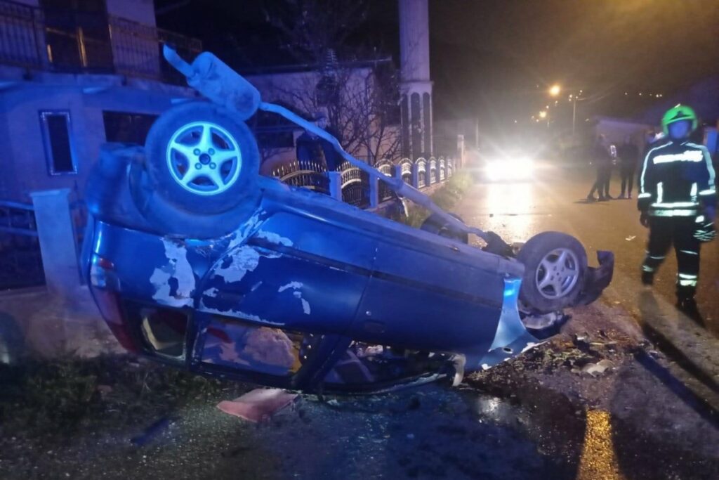 AUTOMOBIL ZAVRŠIO NA KROVU: Saobraćajna nesreća u Banjaluci, intervenisali i vatrogasci (FOTO)