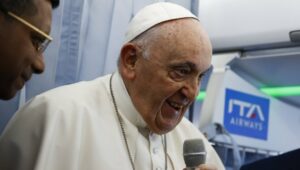 „REKAO MI JE DA AKO ME NE OŽENI, POSTAĆE SVEŠTENIK“: Ovo je žena koju je volio Papa Franjo i koja je promijenila tok istorije (FOTO)