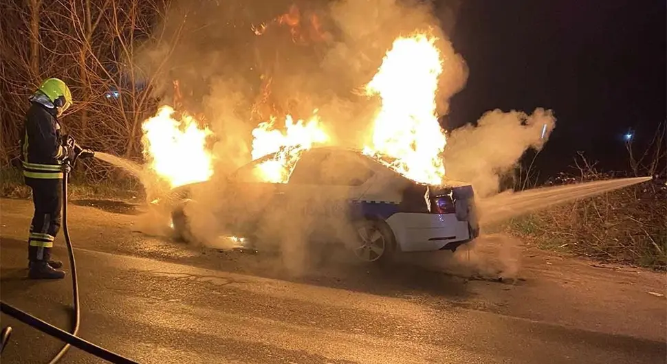 DRAMA U BANJALUCI: Vatra progutala policijsko vozilo (FOTO)