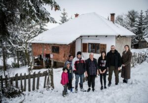 СЕДМОЧЛАНА ПОРОДИЦА ДОБИЈА КРОВ НАД ГЛАВОМ: Хуманитарци за Обрадовиће прикупили 60.000 евра