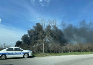 (ФОТО) ПОЖАР КОД БАЊАЛУКЕ: Густ дим подиже се са комплекса поред језера у Трну, полиција на терену