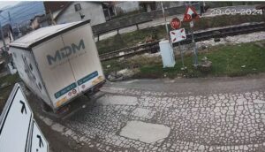 BAHATA VOŽNJA SNIMLJENA: Kamiondžija otkinuo rampu na pružnom prelazu u Vrbanji (VIDEO)