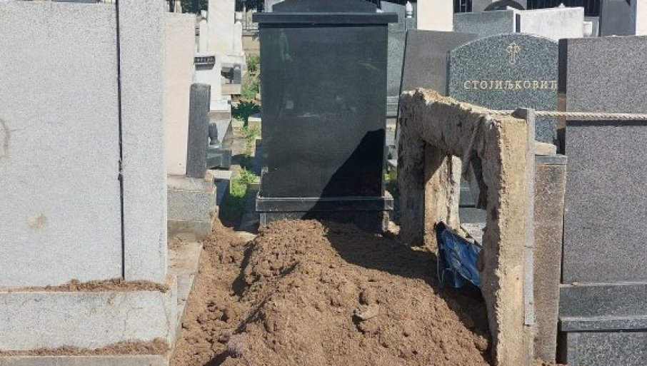 GROB BEZ OBILJEŽJA, FLAŠA VINA KRAJ HUMKE: Otkrivamo detalje sahrane Lava Petrovića Suvajdžića, koji je skočio sa zgrade sa suprugom