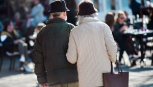RASKOL ZBOG IZBORA: Penzioneri u Trebinju u dvije kolone