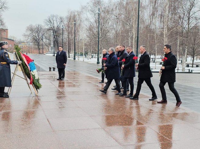 SRBI ODALI POČAST ŽRTVAMA FAŠIZMA: Položeni vijenac i cvijeće na Spomenik neznanom junaku u Moskvi