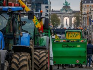 TRAKTORI U CENTRU BRISELA: Saobraćaj blokiran zbog protesta poljoprivrednka (VIDEO)