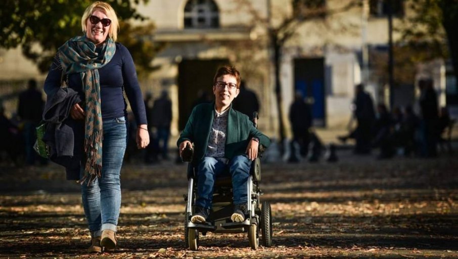 ЗАВИСЕ ОД ДРУГИХ 24 САТА ДНЕВНО: Значај персоналне асистенције за лица са инвалидитетом у Српскоj