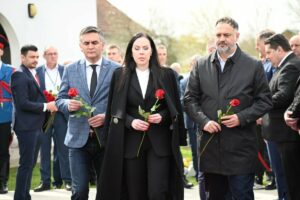 КРВАВИ ЗЛОЧИН КОЈИ СЕ ПАМТИ: Делегација СПС-а положила цвијеће српским жртвама у Сијековцу код Брода