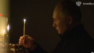 PUTIN VIDNO POTRESEN DOŠAO U CRKVU: Zapalio svijeću za pokoj duša poginulih u terorističkom napadu u Moskvi (VIDEO)
