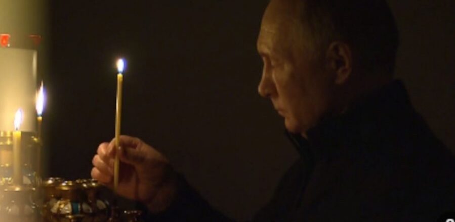 ПУТИН ВИДНО ПОТРЕСЕН ДОШАО У ЦРКВУ: Запалио свијећу за покој душа погинулих у терористичком нападу у Москви (ВИДЕО)