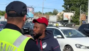 „BRATE I PLAY NOW“ Fudbaler Crvene zvezde kasnio na utakmicu, a policajac ga nije prepoznao (VIDEO)
