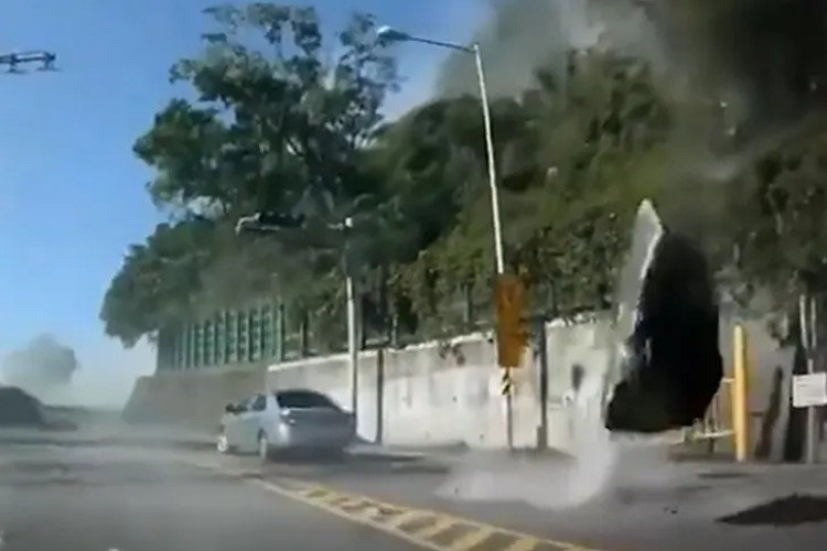 ZASTRAŠUJUĆI SNIMAK ZEMLJOTRESA NA TAJVANU: Stijene se obrušile na automobile (VIDEO)