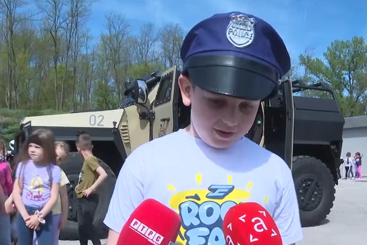 ДЈЕЧАК ЗАСМИЈАО РЕГИОН: Не жели бити полицајац, већ Додик (VIDEO)