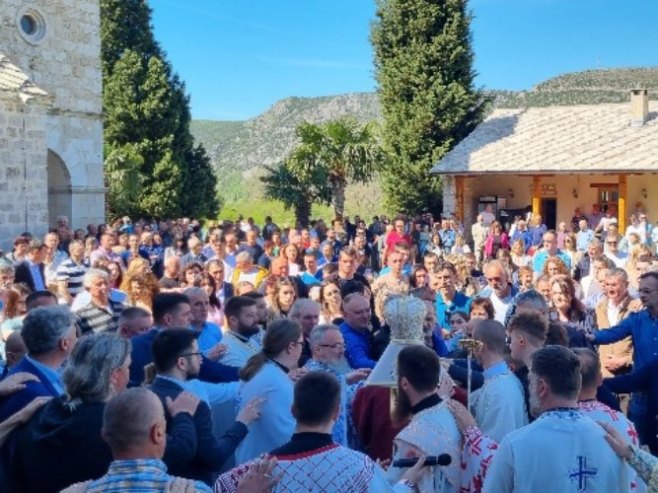 BROJNI NAROD DIŠE JEDNOM DUŠOM: Manastir Žitomislić proslavio krsnu slavu