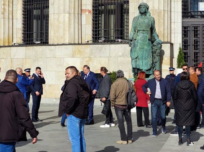 UOČI MITINGA „SRPSKA TE ZOVE“: Dodik sa građanima ispred Palate Republike (FOTO)