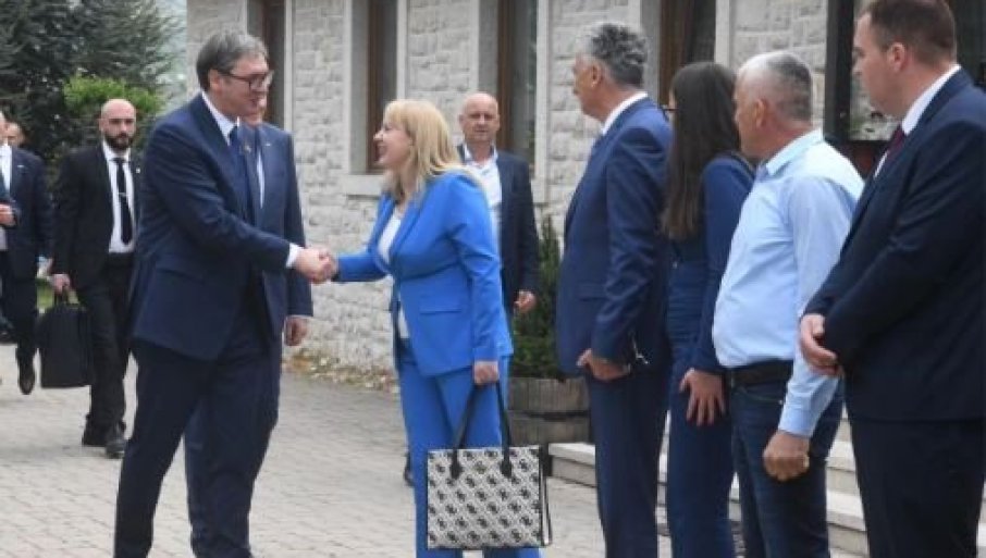„PAŽLJIVO SLUŠAM KOJE SU NJIHOVE POTREBE“ Vučić razgovarao sa predstavnicima srpske zajednice u Mostaru (FOTO)