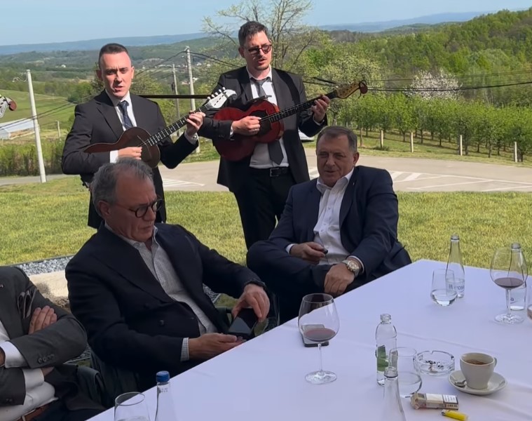 „SRPKINJA JE MENE MAJKA RODILA“: Dodik ispratio Orbana, pa zapjevao (VIDEO)