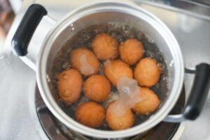 UZ OVAJ TRIK BIĆE IJEDNE PUKOTINE: Evo da li se jaja kuvaju u hladnoj ili ključaloj vodi