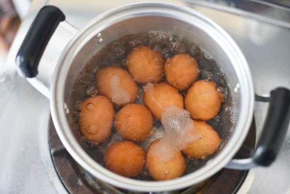 UZ OVAJ TRIK BIĆE IJEDNE PUKOTINE: Evo da li se jaja kuvaju u hladnoj ili ključaloj vodi