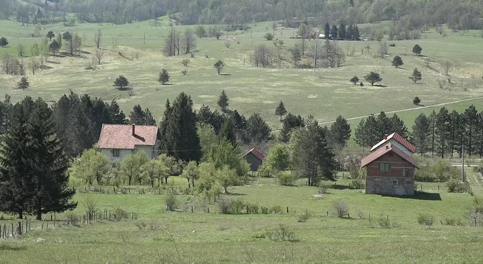 „MLADI ODLAZE, MI STARI OSTAJEMO“: Srbi povratnici u selu Bravsko žive skromno