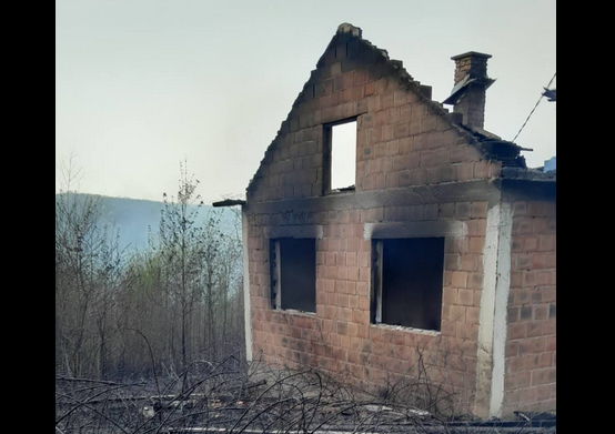 ВАТРЕНА СТИХИЈА ПРОГУТАЛА КУЋУ: Пожар у селу код Дервенте (ФОТО)