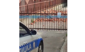 INCIDENT U BANJALUCI: Fasada zgrade se srušila u dvorište dječije igraonice (VIDEO)