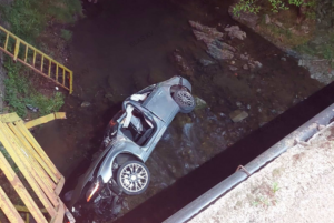 ЈЕЗИВА НЕСРЕЋА КОД КОТОР ВАРОША: Аутомобил пробио заштитну ограду на мосту и завршио у ријеци