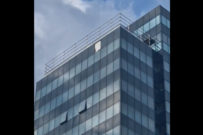 KRHOTINE STAKLA I DALJE VIRE: Pao prozor sa zgrade Vlade Srpske (VIDEO)