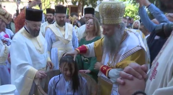 СВЕЧАНИ ЧИН: Патријарх Порфирије крстио 30 дјеце на Цвијети