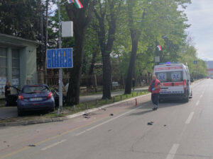 SAOBRAĆAJKA U CENTRU BANJALUKE: Motociklista izvukao teži kraj u sudaru sa automobilom (FOTO)
