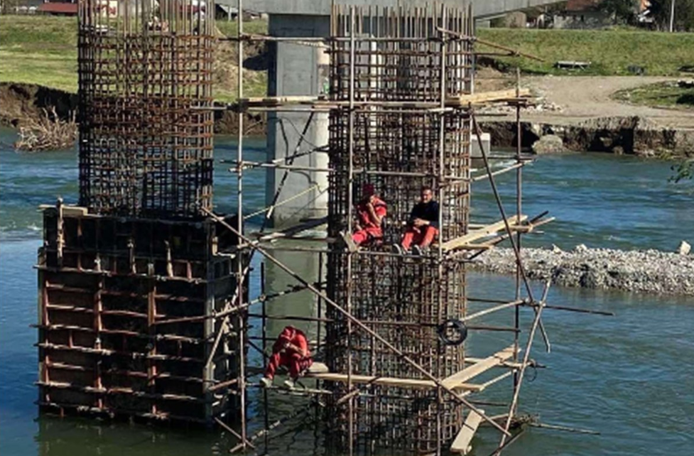 PUNE RUKE POSLA: Vatrogasci spasili radnike koji su gradili most u Banjaluci (VIDEO)