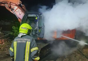 POŽAR U BANJALUCI: Gorio bager, intervenisali vatrogasci (FOTO)