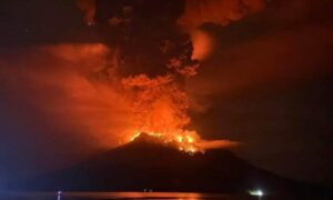 UZBUNA U INDONEZIJI: Masovna evakuacija zbog erupcije vulkana (VIDEO)