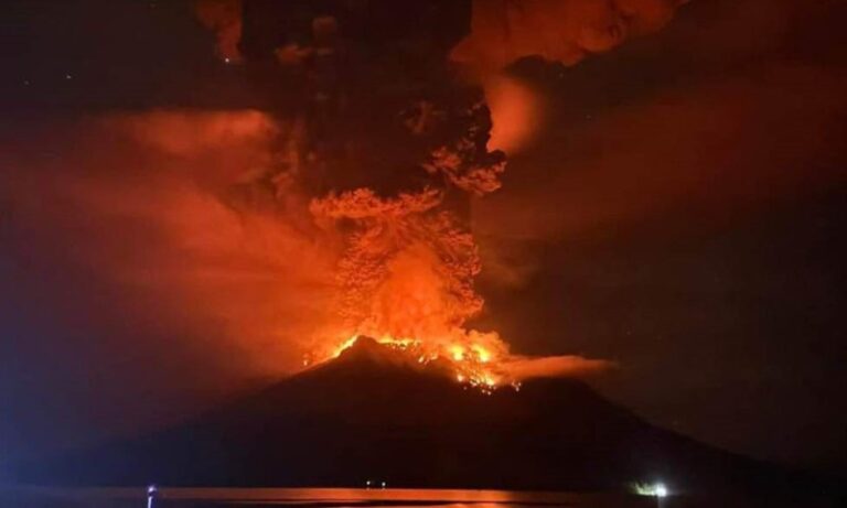 UZBUNA U INDONEZIJI: Masovna evakuacija zbog erupcije vulkana (VIDEO)