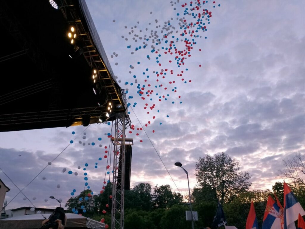 ПОРУКЕ ЉУБАВИ, МИРА И ЗАЈЕДНИШТВА: Са највећег патриотског скупа полетјели балони у бојама тробојке (ФОТО/ВИДЕО)