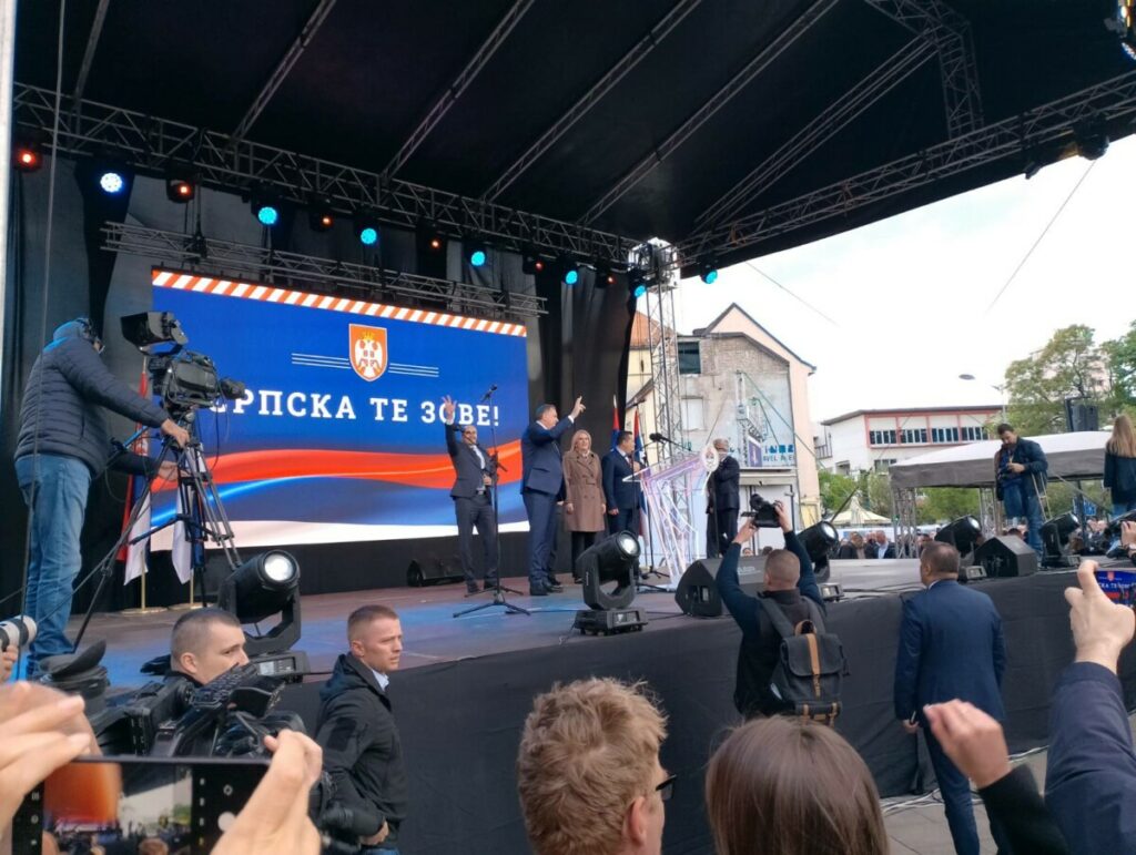 SRPSKA TE ZOVE: Dodik došao na Trg Krajine, građani ga pozdrvaljaju sa tri prsta (FOTO)