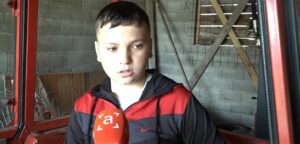 МИЛОШ (13) ГЛАВА ДОМАЋИНСТВА: Од четврте године вози трактор, послије школе нема одмора
