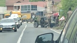 UNIŠTENO VOZILO EUFOR-a: Saobraćajna nesreća kod Srebrenika, vozač se zabio u saobraćajni znak (UZNEMIRUJUĆI VIDEO)