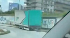NESVAKIDAŠNJA NEZGODA U BiH: Prikolica kamiona se otkačila i udarila u zid (VIDEO)