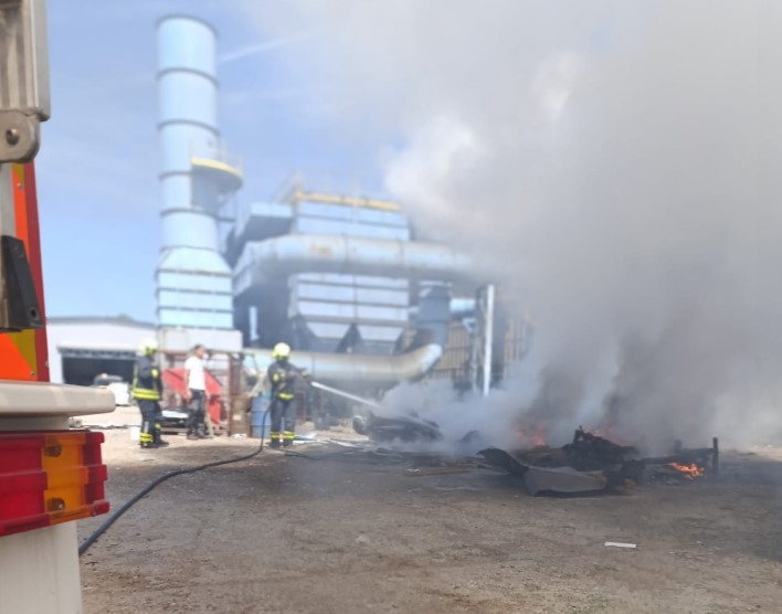 VATRA U BANJALUCI: Vatrogasci gasili požar u krugu Jelšingrada (FOTO)